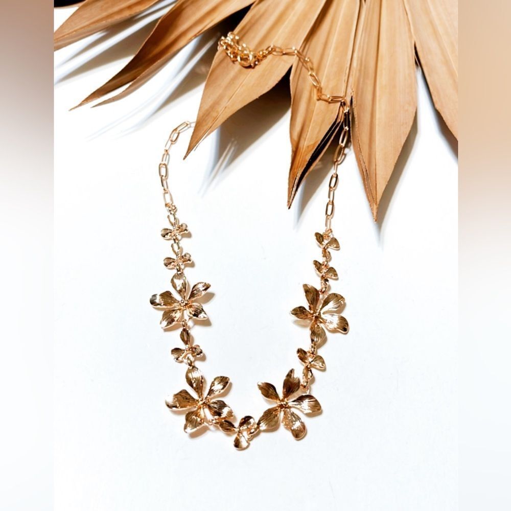 Gold flower necklace #926